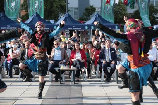 Şevval Sam en güzel türküleri ile İzmit'in kurtuluş coşkusuna ortak oldu