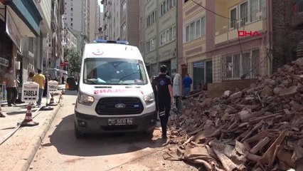 KENDİLERİNE AİT İŞ MAKİNESİYLE DUVAR ARASINDA SIKIŞIP ÖLDÜ