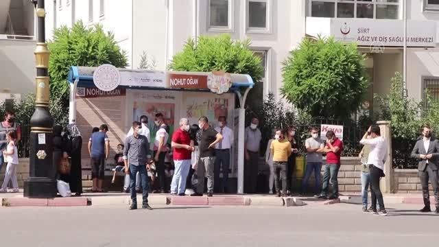 Durakta otobüs bekleyen çocuklar kare kodla masal dinleyebilecek