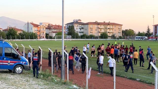 Taraftarlar arasında çıkan kavgaya polis ve jandarma biber gazı ile müdahale etti