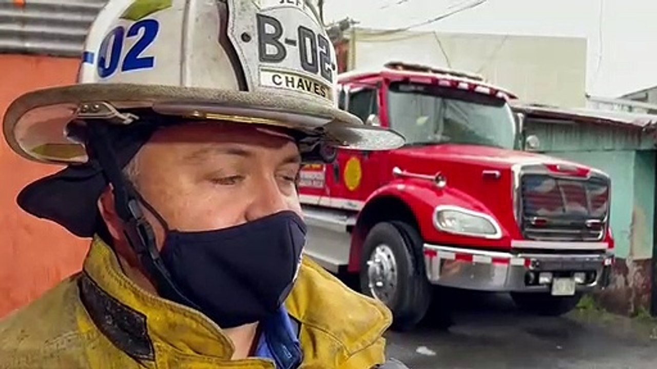 Bomberos encuentran mujer tras controlar llamas en Pavas