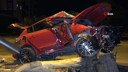 Adana’da otomobil refüjdeki ağaca çarptı: 2 yaralı