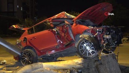 Adana'da otomobil refüjdeki ağaca çarptı: 2 yaralı