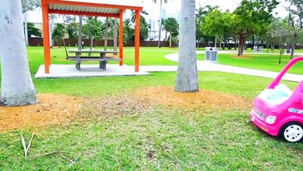 Vlad và Nikita cưỡi trên chiếc xe Barbie đi cắm trại