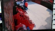 Gaziosmanpaşa'da otomobil manav reyonuna girdi, iki müşteri ve bir çalışan saniyelerle kurtuldu