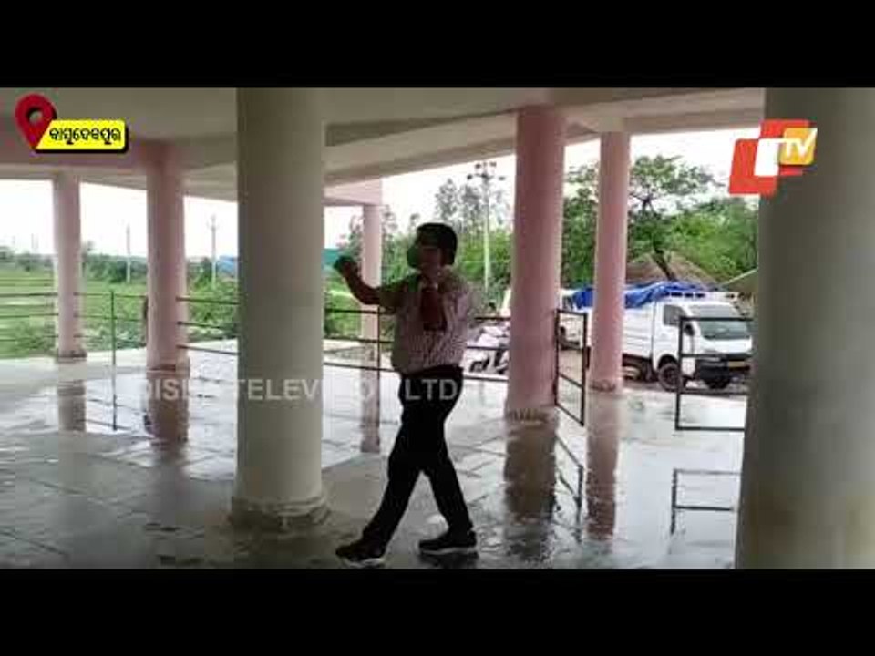 Cops Help Differently Abled Persons While Shifting To Cyclone Shelter Homes In Basudevpur