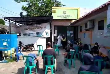 Warga antri tes usap antigen dan PCR di Puskesmas Bojongsari