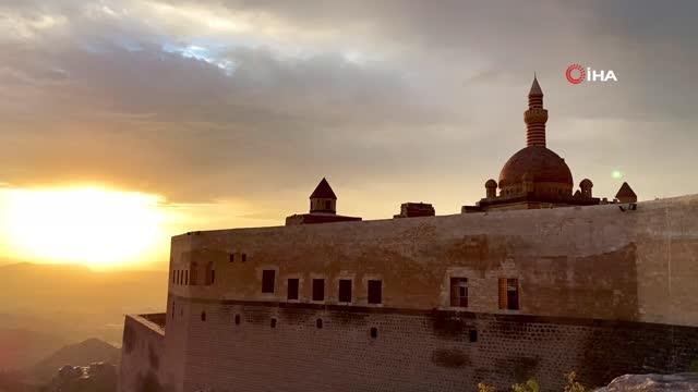 Tarihi İshak Paşa Sarayı'nda eşsiz gün batımı manzarası