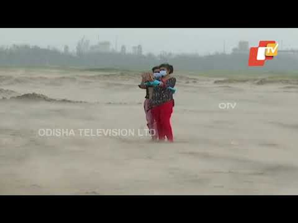 People throng Paradip beach to witness sea situation after landfall