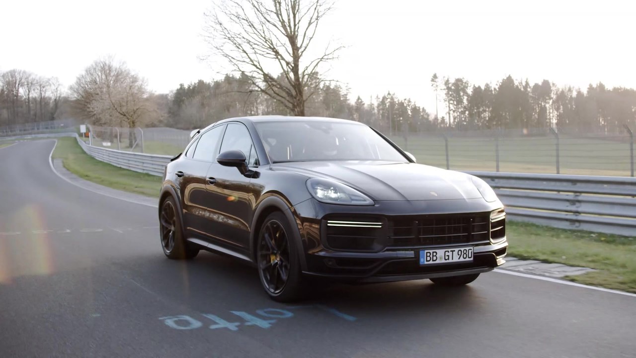Testfahrer Lars Kern umrundete die 20,832 Kilometer lange Nürburgring-Nordschleife mit dem neuen Performance-Cayenne