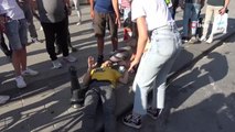 Kurye Taksim Meydanında önce kadına çarptı, sonra yere savruldu