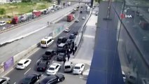 Çakarlı araçlarla yolu trafiğe kapatıp halay çektiler