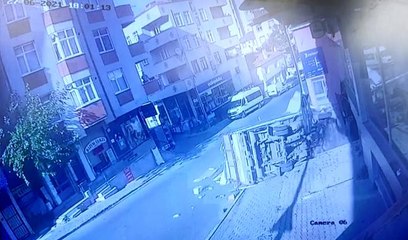 Ümraniye'de kontrolden çıkan kamyonetin, iş yerinin duvarına çarptığı anlar kamerada