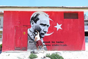 ESKİŞEHİR'İN DUVARLARINI RESİMLERİYLE GÜZELLEŞTİRİYOR