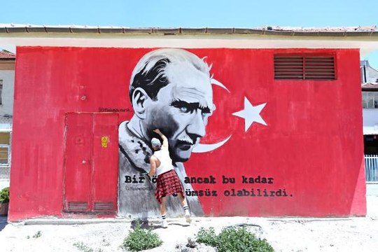 ESKİŞEHİR'İN DUVARLARINI RESİMLERİYLE GÜZELLEŞTİRİYOR