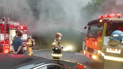 전주시 아파트 지하주차장 새벽에 불...차량 두 대 불타 / YTN