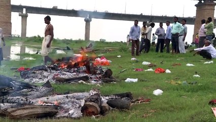 Monsunregen schwemmt Leichen in den Ganges