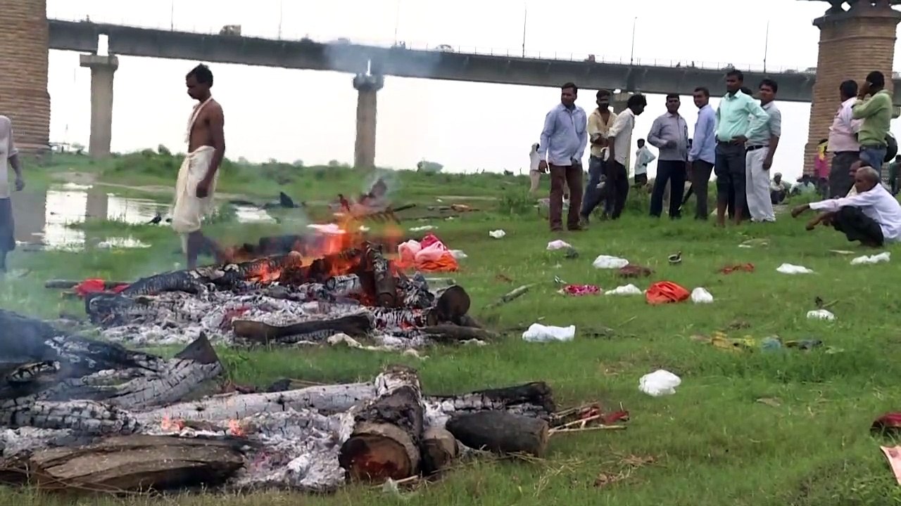 Monsunregen schwemmt Leichen in den Ganges