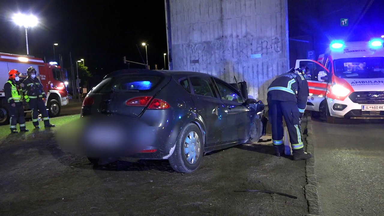 Auto prallte in Innsbruck gegen Pfeiler: Lenker tot, Beifahrer schwer verletzt