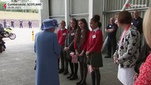 شاهد: الأمير وليام والملكة إليزابيث في زيارة لمصنع في إسكتلندا