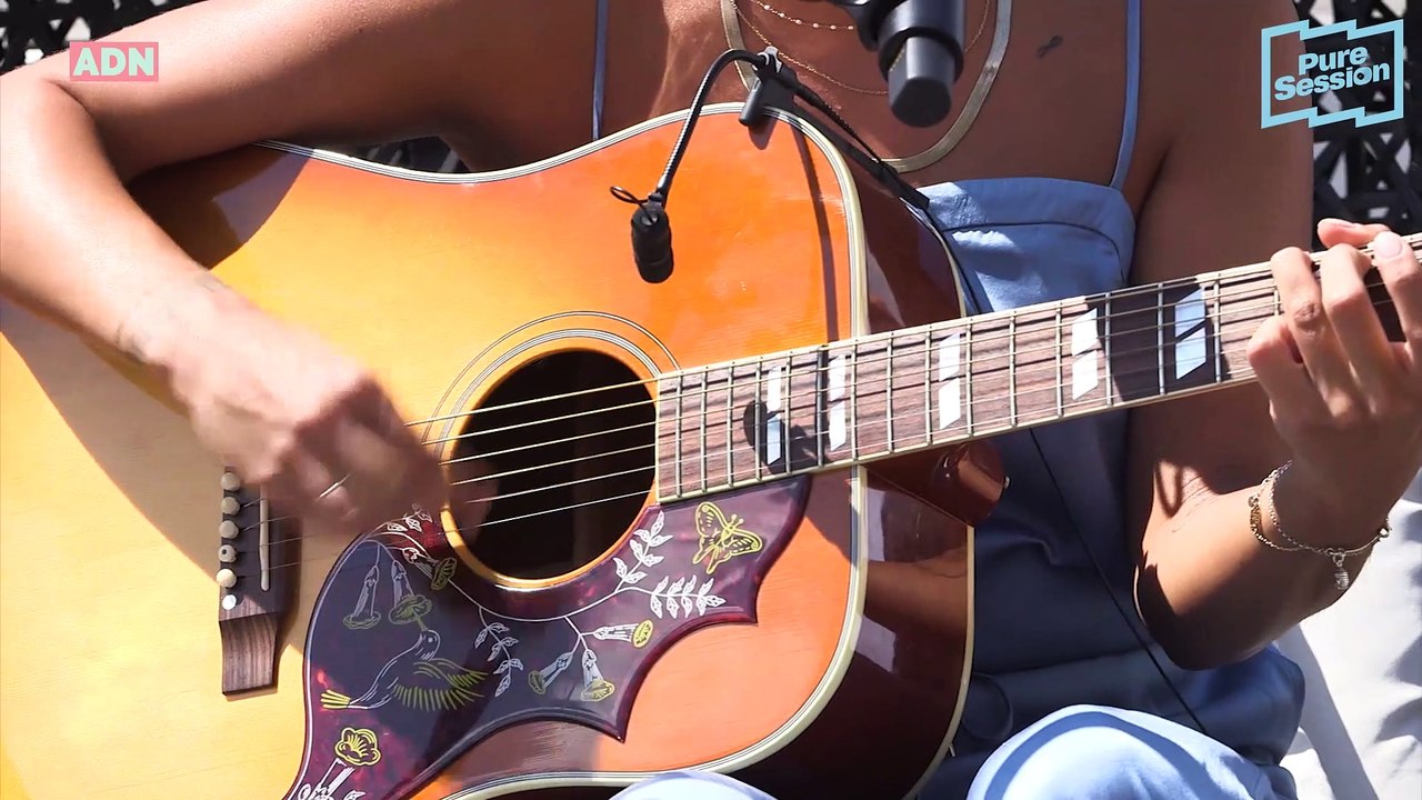 Tal reprend "ADN", "Carpe Diem" et "Jambo" en acoustique