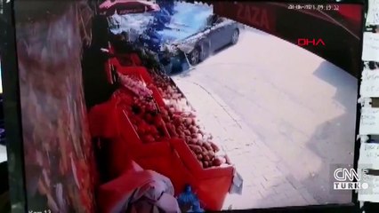 Otomobil manav reyonuna çarptı, kıl payı kurtuldular