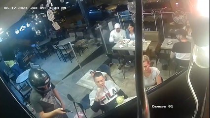 Se faire braquer ne suffit pas à gâcher un bon repas