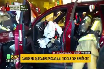 Breña: camioneta queda destrozada tras chocar violentamente contra semáforo