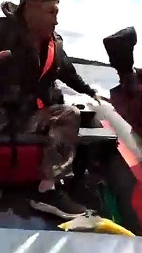 Quand t'es trop bourré pendant une sortie bateau avec tes potes !