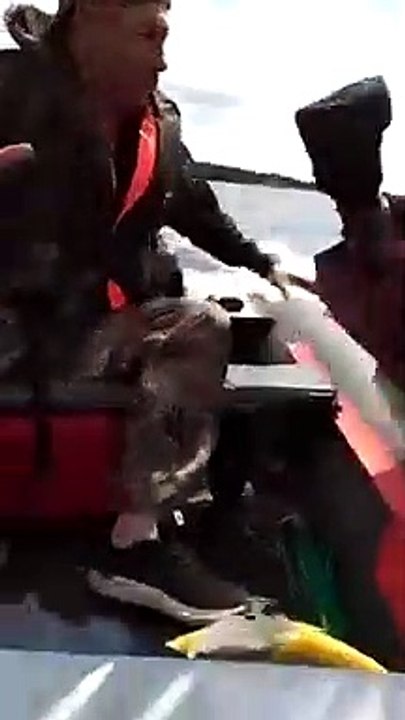 Quand t'es trop bourré pendant une sortie bateau avec tes potes !