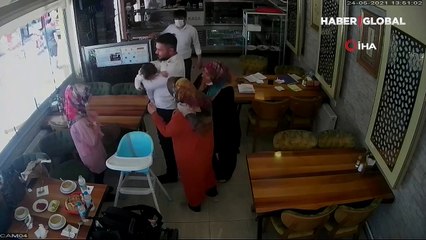 Boğazına ekmek takılan 2 yaşındaki çocuğu 'Heimlich' manevrasıyla kurtardı