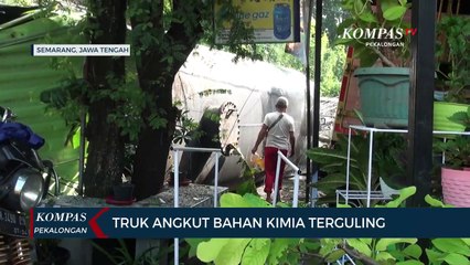 Truk Angkut Bahan Kimia Terguling