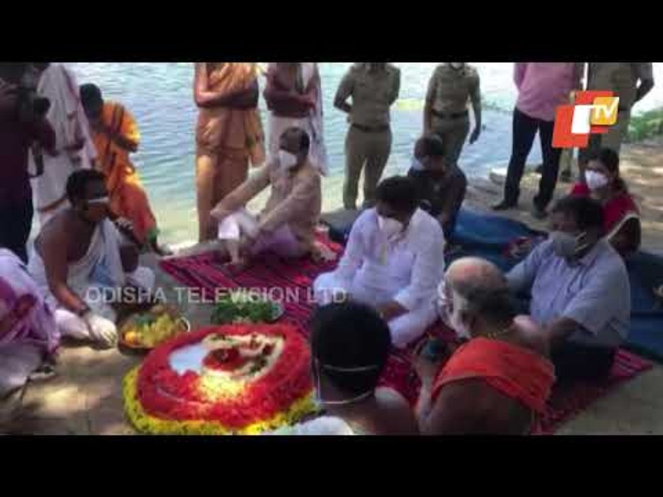 Karnataka Minister Performs Last Rites Of Unclaimed Bodies