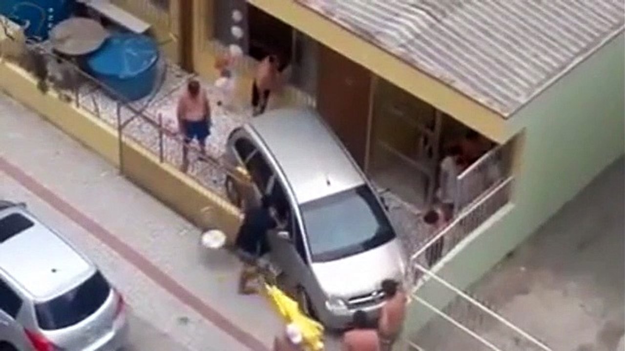 Clip: Ngán ngẩm màn lùi xe ra khỏi nhà tốn công sức nhất thế giới - Tạp Chí Bốn Bánh