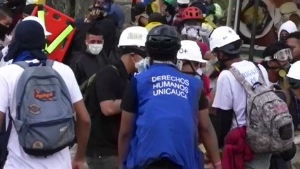 Télécharger la video: Con manifestaciones y disturbios conmemoran dos meses de estallido social en Colombia