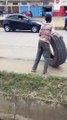 أروع فيديوهات مغامرة طفل يسير فوق إطار عجلة سيارة بطريقة عجيبة