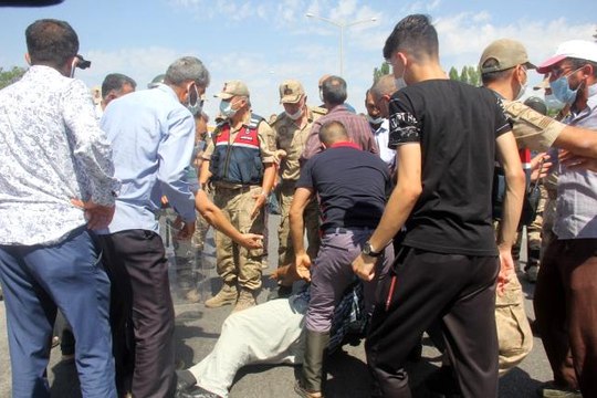 Su problemi yaşayan mahalle sakinleri şehirlerarası karayolunu ulaşıma kapattı