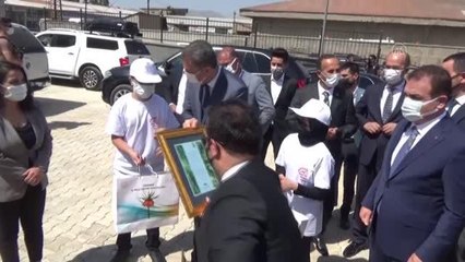 Bakan Selçuk, Yüksekova ilçesindeki Ahmed-i Hani Ortaokulu'nu ziyaret etti