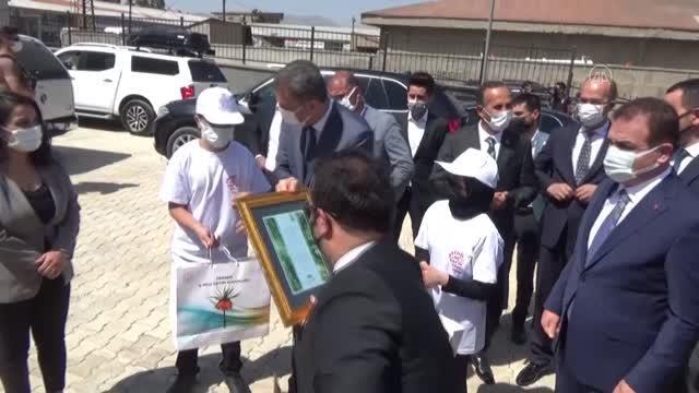 Bakan Selçuk, Yüksekova ilçesindeki Ahmed-i Hani Ortaokulu'nu ziyaret etti