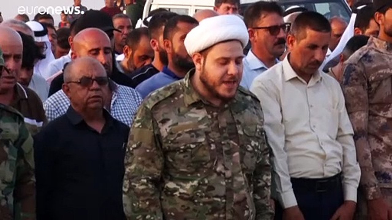 عراقيون في بغداد يشيعون رمزيا جثامين عناصر من ا...