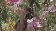 El colectivo teamLab propone fundirse con las flores en un jardín colgante