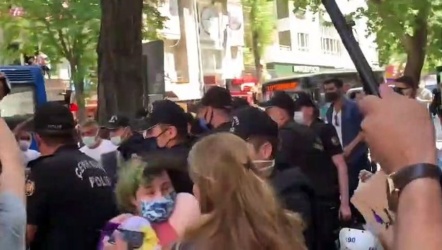 Ankara'daki Onur Yürüyüşü'ne polis müdahalesi! Çok sayıda gözaltı var