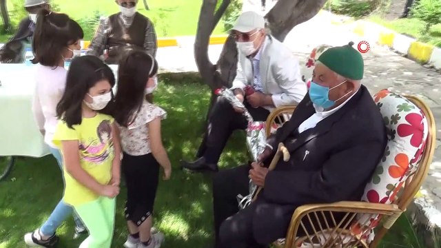 Kreş öğrencileri pandemi nedeniyle ziyaretçilere hasret kalan huzurevi sakinlerini ziyaret etti