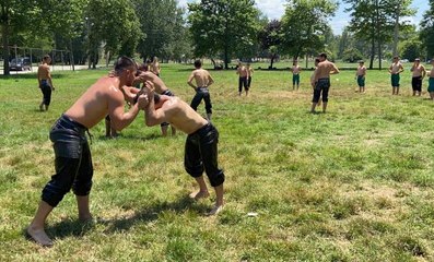 Pehlivanlar sıcak havada antrenman yaparak Kırkpınar'a hazırlanıyor