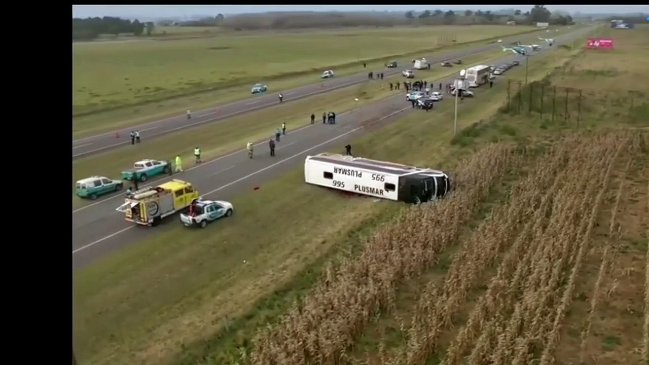 Así quedó el micro que volcó en la Ruta 2: dos fallecidos y al menos 40 ...