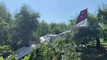 Eğitim uçağı meyve bahçesine acil iniş yaptı