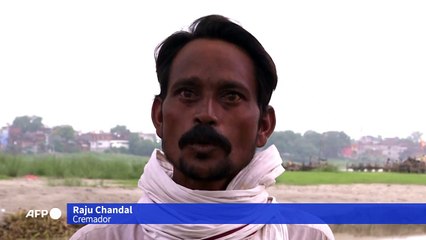 Mortos por covid-19 nas águas sagrada do Ganges