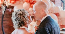 Un homme atteint de la maladie d'Alzheimer retombe amoureux de sa femme et l'épouse pour la deuxième fois