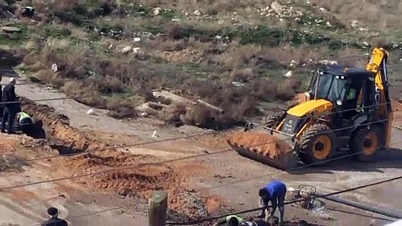 Arıza yapan su borusunda pompa ile içerdeki suyu boşaltmak