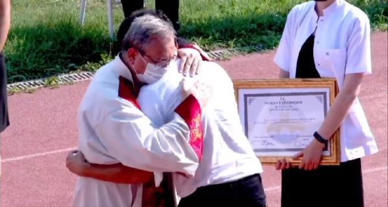 RÜYA KANSERDEN ÖLDÜ, MEZUNİYET TÖRENİNDE AĞABEYİYLE REKTÖR BİRBİRLERİNE SARILIP AĞLADI